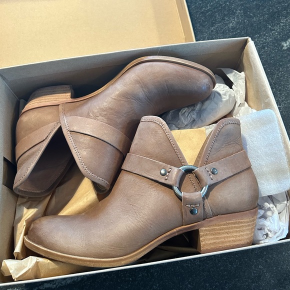 Boots - Picture 4 of 5